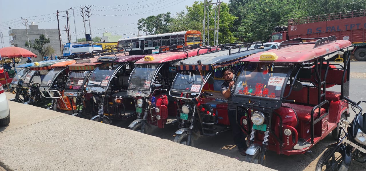 फर्रुखाबाद:परिवहन विभाग का चेकिंग अभियान,30 ई-रिक्शा सीज, लगाया 1.35 लाख जुर्माना।