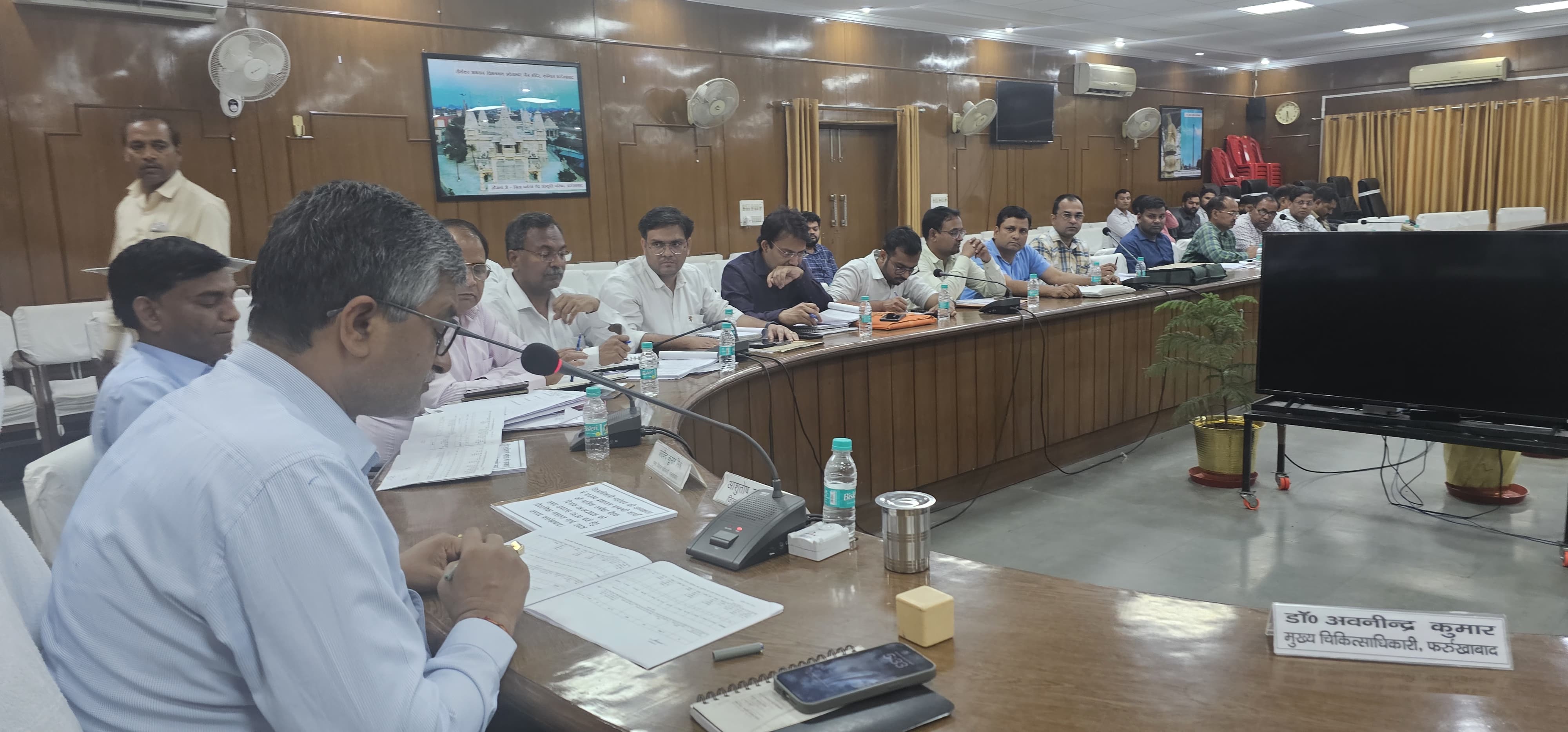 फर्रुखाबाद:करेत्तर की समीक्षा बैठक मे बसूली लक्ष्य से अत्यंत कम पाये जाने पर जिलाधिकारी ने जताई नाराजगी।