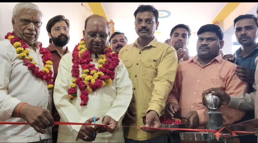 फर्रुखाबाद: जय दुर्गा मेडिकल एजेंसी का विधायक सुशील शाक्य ने फीता काटकर किया उद्घाटन।