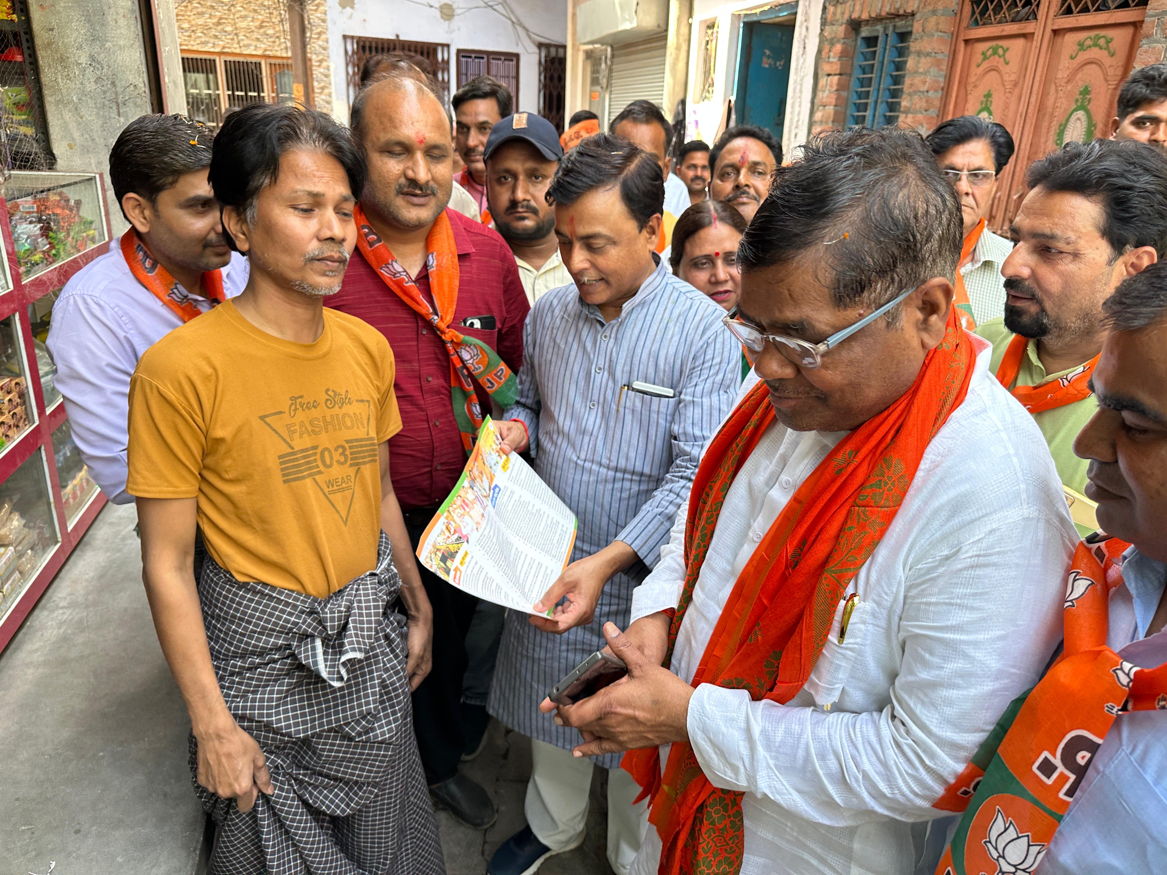 फर्रुखाबाद:भाजपा के गांव एवं वार्ड चलो अभियान में सरकार की जनकल्याणकारी योजनाओं की जानकारी वाले पत्रक घर-घर वितरित।