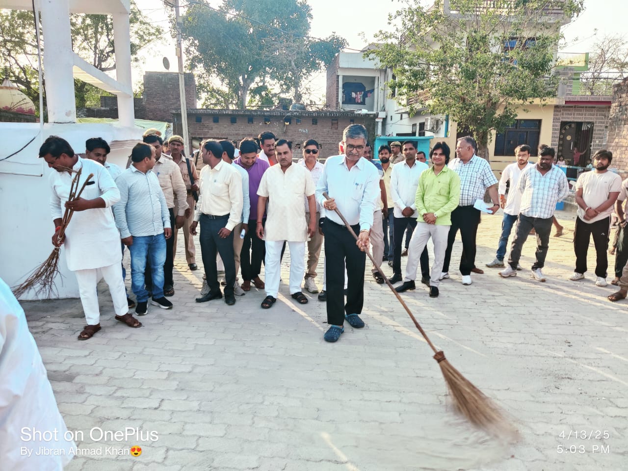 फर्रुखाबाद:भारत रत्न डा0 भीमराव अम्बेडकर की जयंती से पूर्व जनपद में स्थापित आंबेडकर की प्रतिमाओं,पार्को की अभियान चलाकर की गई साफ सफाई।