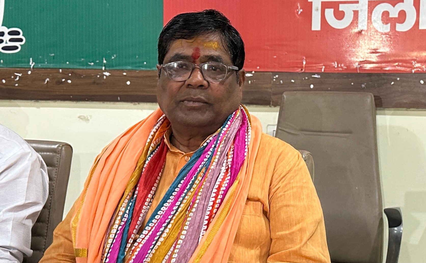 फर्रुखाबाद:बाबा साहेब भीमराव अंबेडकर की जन्म जयंती की पूर्व संध्या पर भाजपा जिलाध्यक्ष ने नरकसा स्थित अंबेडकर प्रतिमा पर माल्यार्पण एवं दीप प्रज्वलित किया।