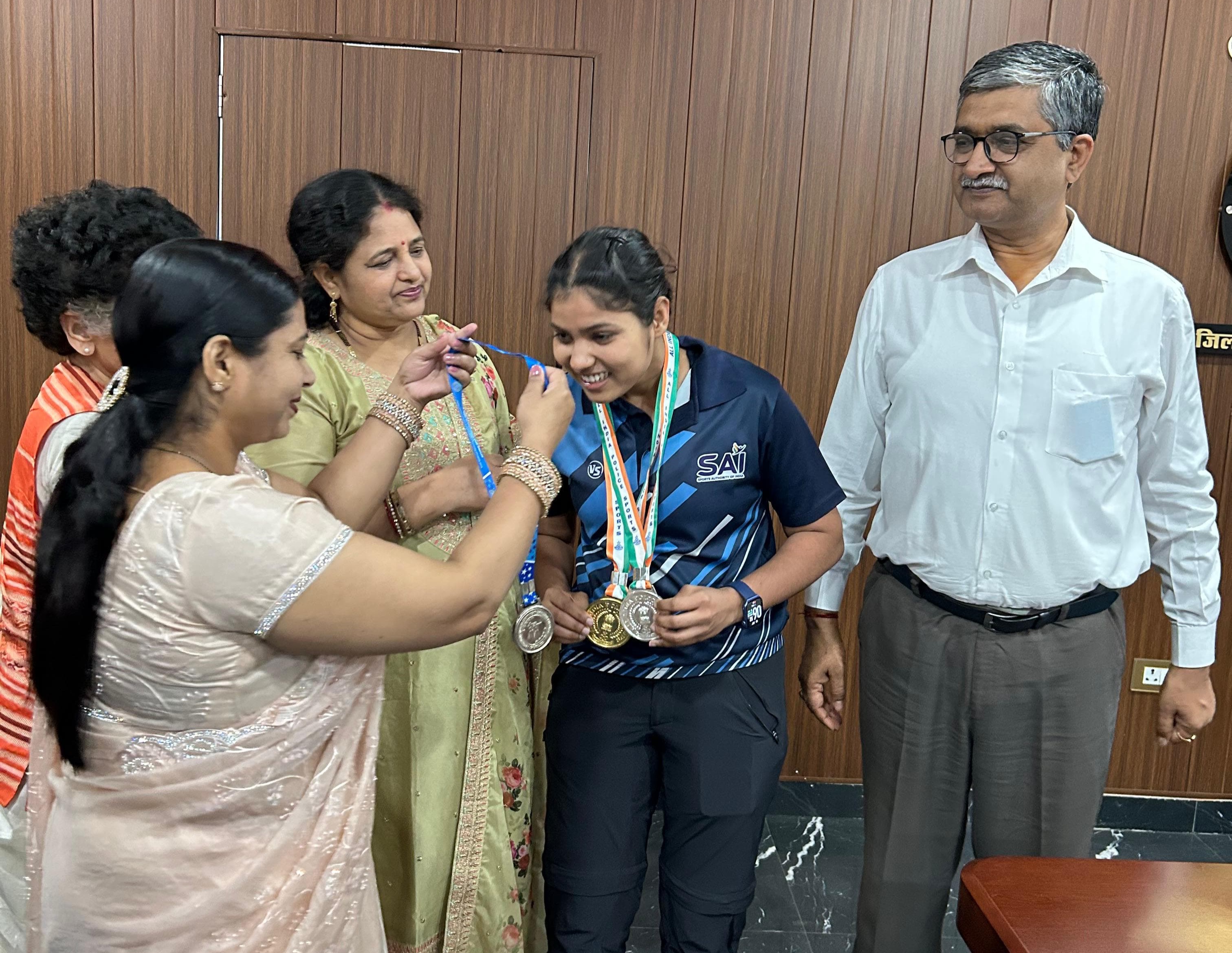 फर्रुखाबाद: शूटिंग प्रतियोगिता में गोल्ड मेडल प्राप्त करने पर आकंक्षा समिति द्वारा सम्मानित किया गया।