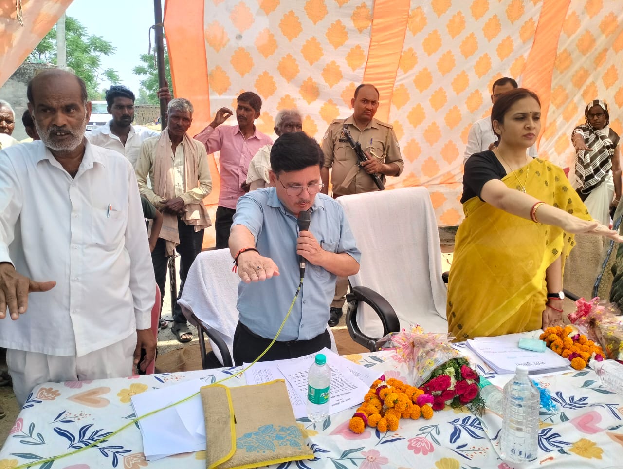 फर्रुखाबाद:विधायका डॉ सुरभि द्वारा डॉ० बाबा साहब की प्रतिमा पर माल्यार्पण कर मूल कर्तव्यों की शपथ एवं वाचन किया।