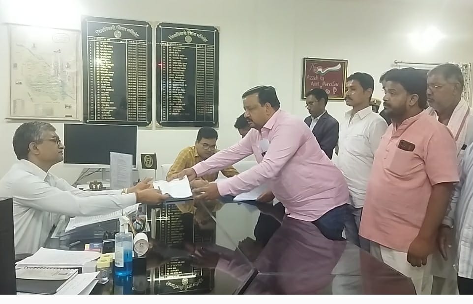 फर्रुखाबाद:कादरीगेट-मसेनी चौराहा सडक चौडीकरण मे धांधली तथा घटिया निर्माण रोकने को विकास मंच ने डीएम को दिया ज्ञापन।