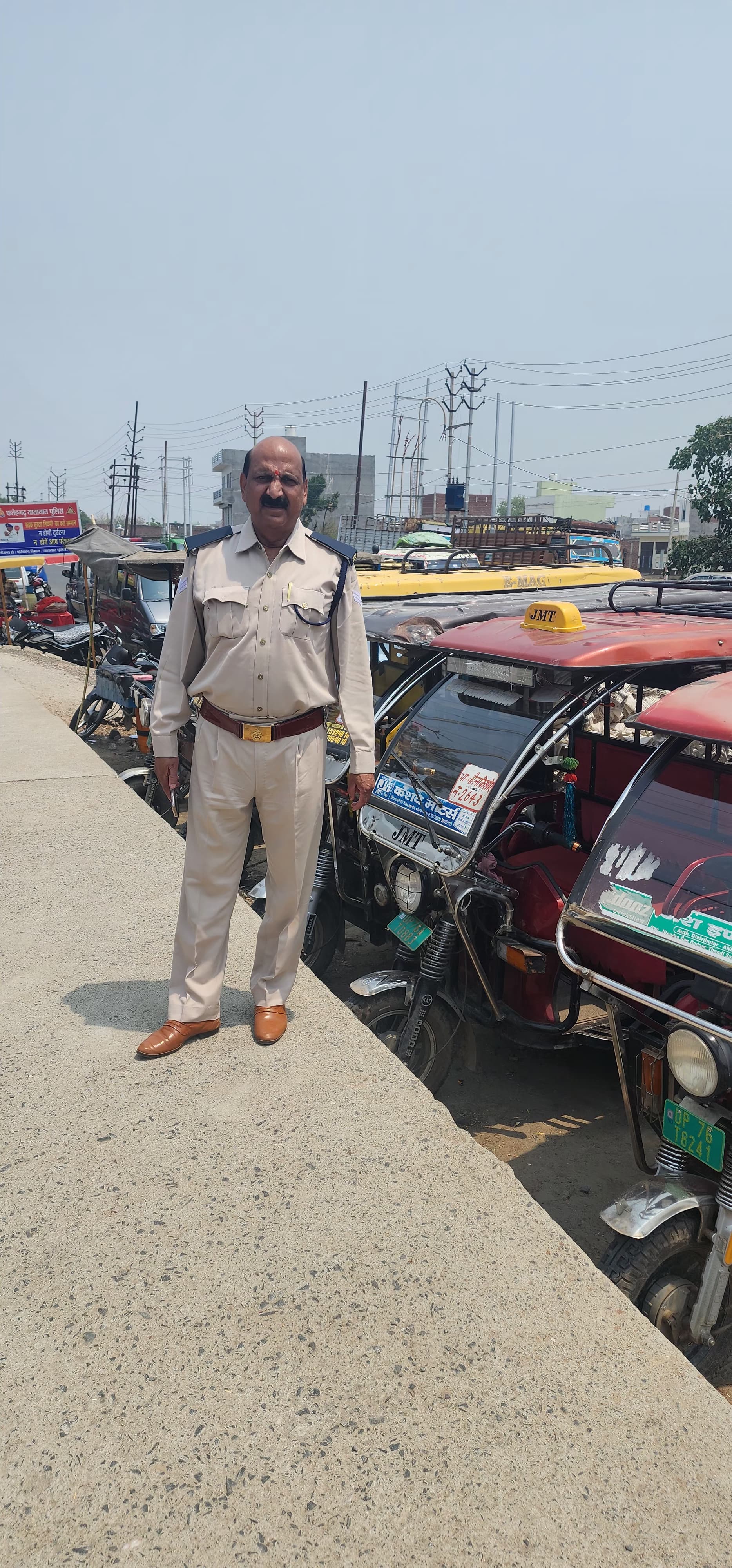 फर्रुखाबाद:परिवहन विभाग का चेकिंग अभियान,18 ई-रिक्शा सीज, लगाया 0.85 लाख जुर्माना।
