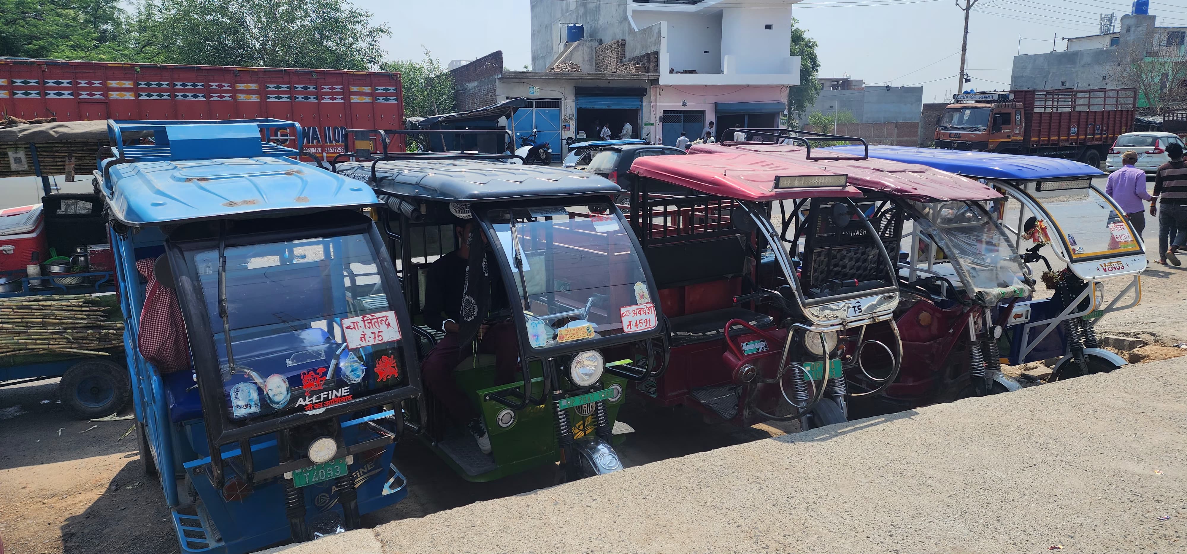 फर्रुखाबाद: एआरटीओ प्रवर्तन सुभाष राजपूत ने धरपकड अभियान चला कर तमाम बिना रजिस्ट्रेशन के ई-रिक्शा किये सीज