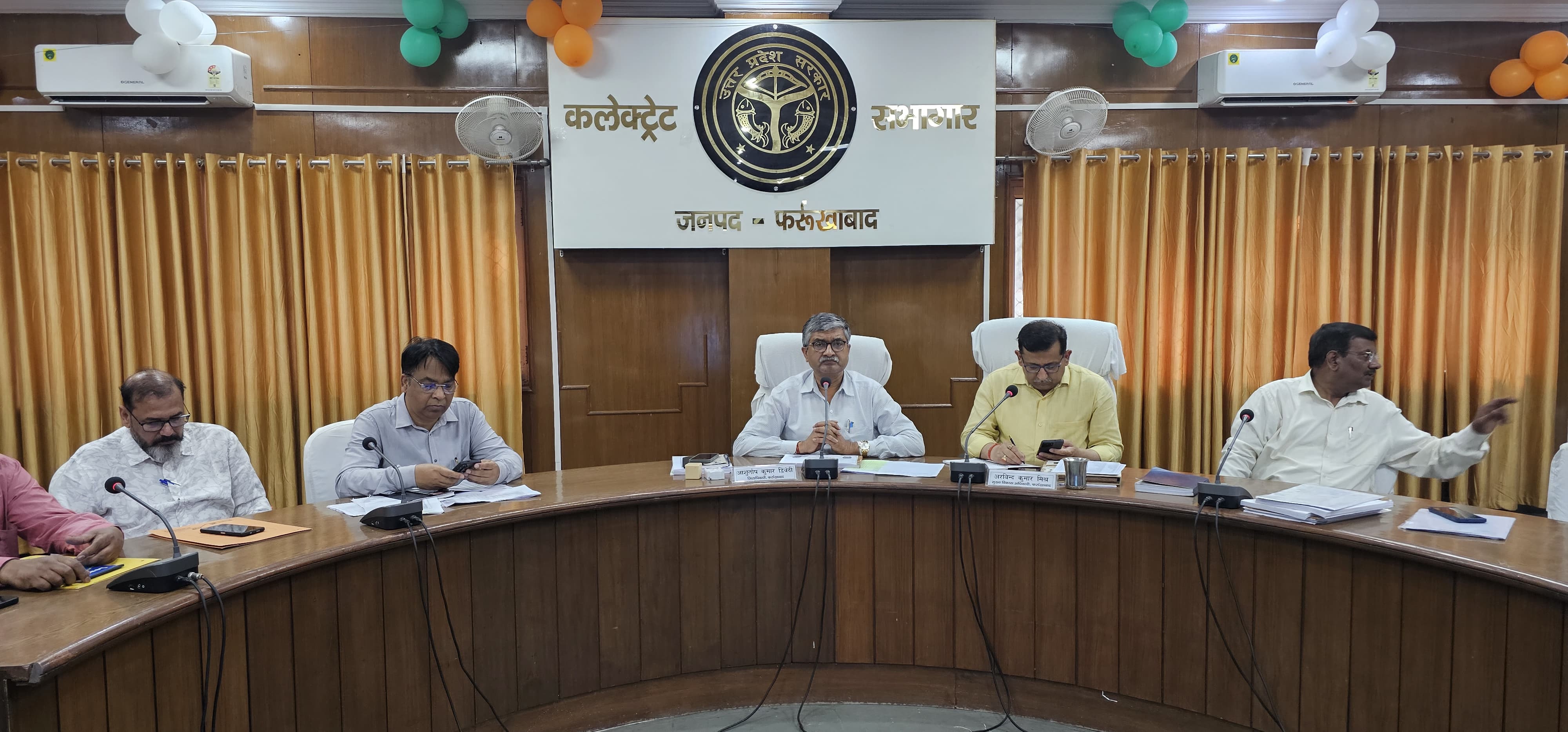 फर्रुखाबाद:जिलाधिकारी की अध्यक्षता में जनपद में चल रही निर्माणाधीन कार्य योजनाओं की समीक्षा की गई।