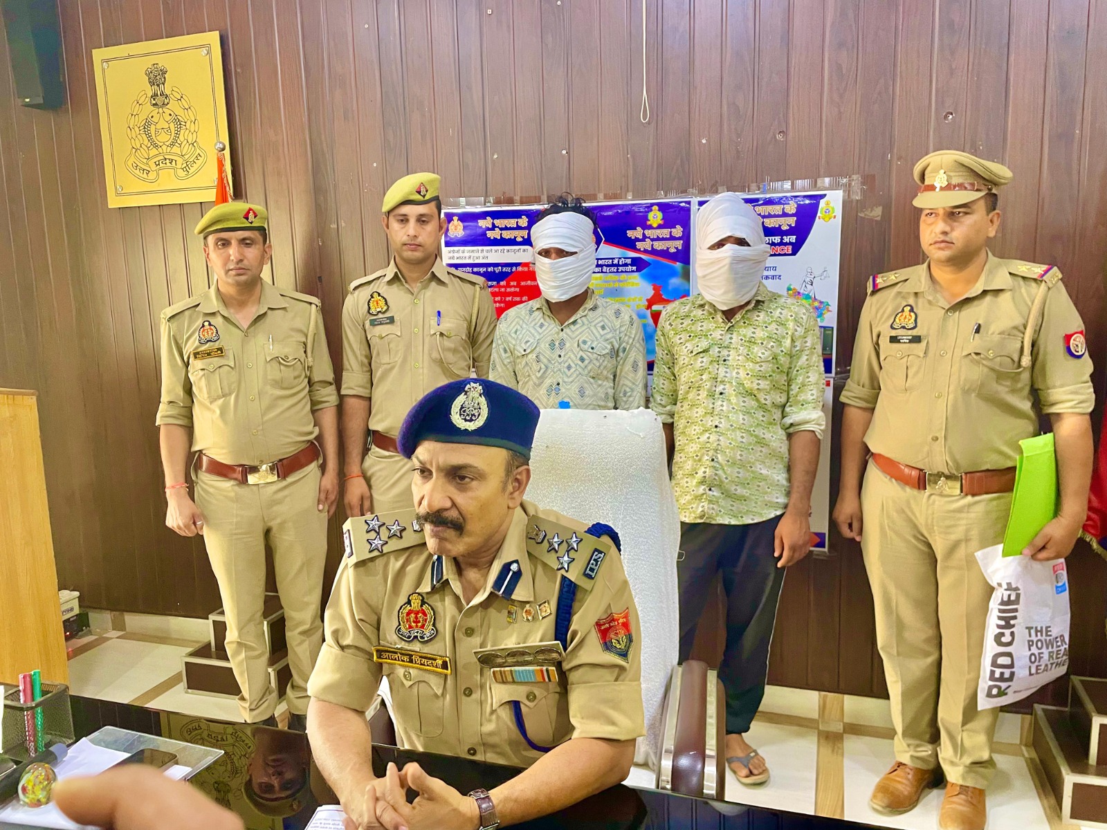 फर्रुखाबाद:पुलिस ने 14 घंटे में लूट का खुलासा कर दो आरोपियों को लूट के माल सहित किया गिरफ्तार।