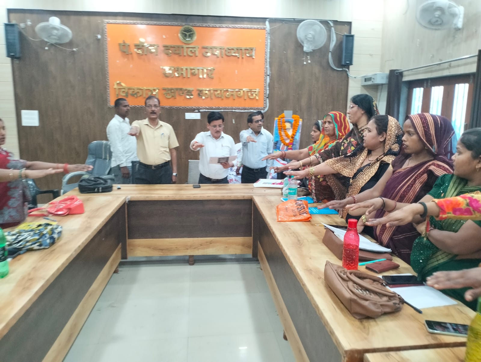 फर्रुखाबाद:डॉ० बाबा साहब भीमराव आम्बेडकर जयंती के उपलक्ष्य में प्रस्तावना एवं सविधांन की शपथ दिलाई गई।