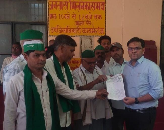 फर्रुखाबाद:भाकियू भानु ने जनसमस्याओं को लेकर मुख्यमंत्री को संबोधित पाँच सूत्रीय ज्ञापन उपजिलाधिकारी को सौंपा।