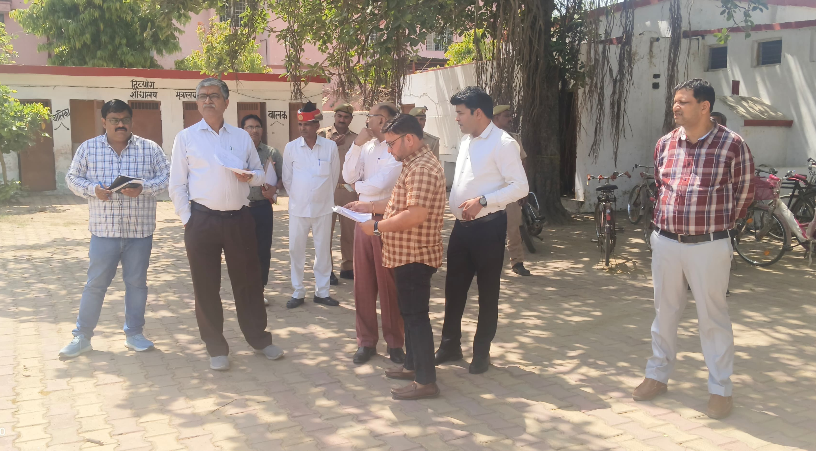 फर्रुखाबाद:उच्च प्राथमिक विद्यालय बरौन का जिलाधिकारी ने किया निरीक्षण।