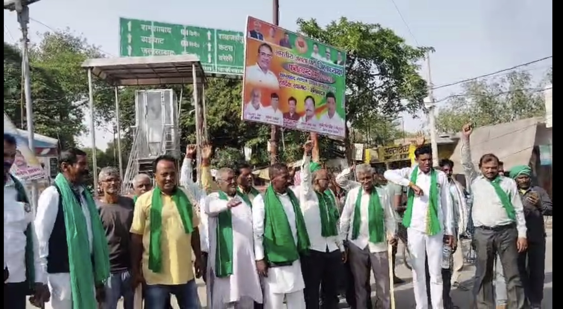 फर्रुखाबाद:जय जवान जय किसान लोक शक्ति संगठन ने पाकिस्तान के पीएम का पुतला फुंक,पाक के प्रति जताया कड़ा विरोध।