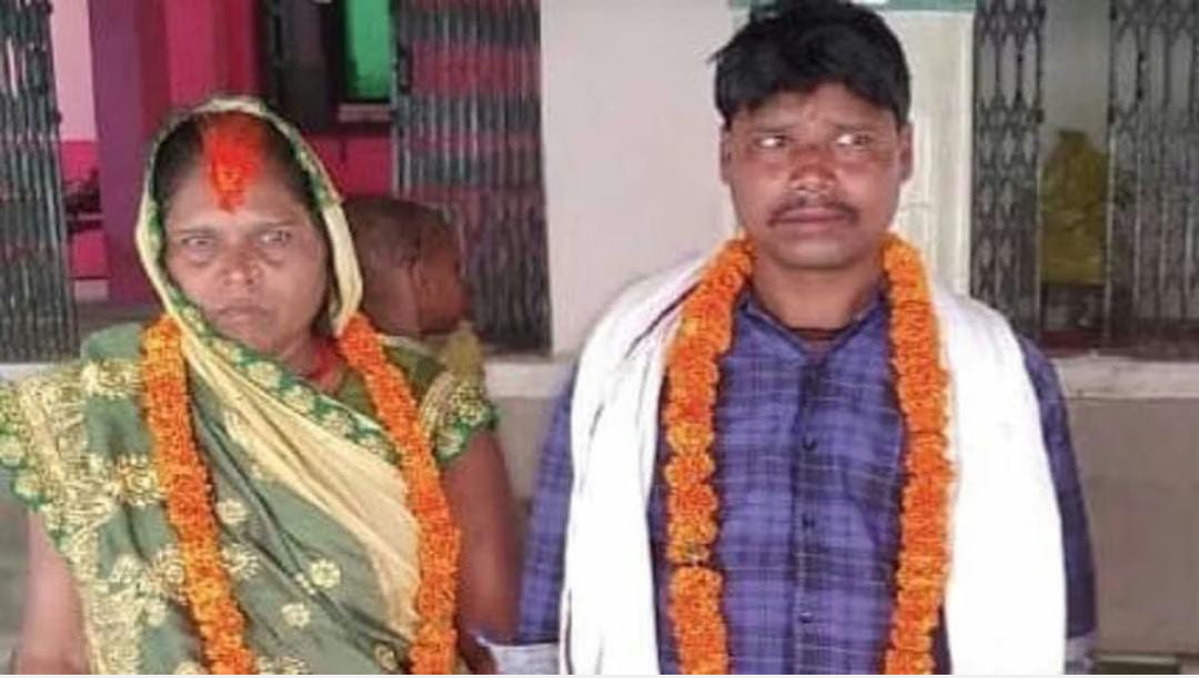 अम्बेडकर नगर:भागम भाग प्रतियोगिता में दादी भी पोते के साथ भाग निकली।