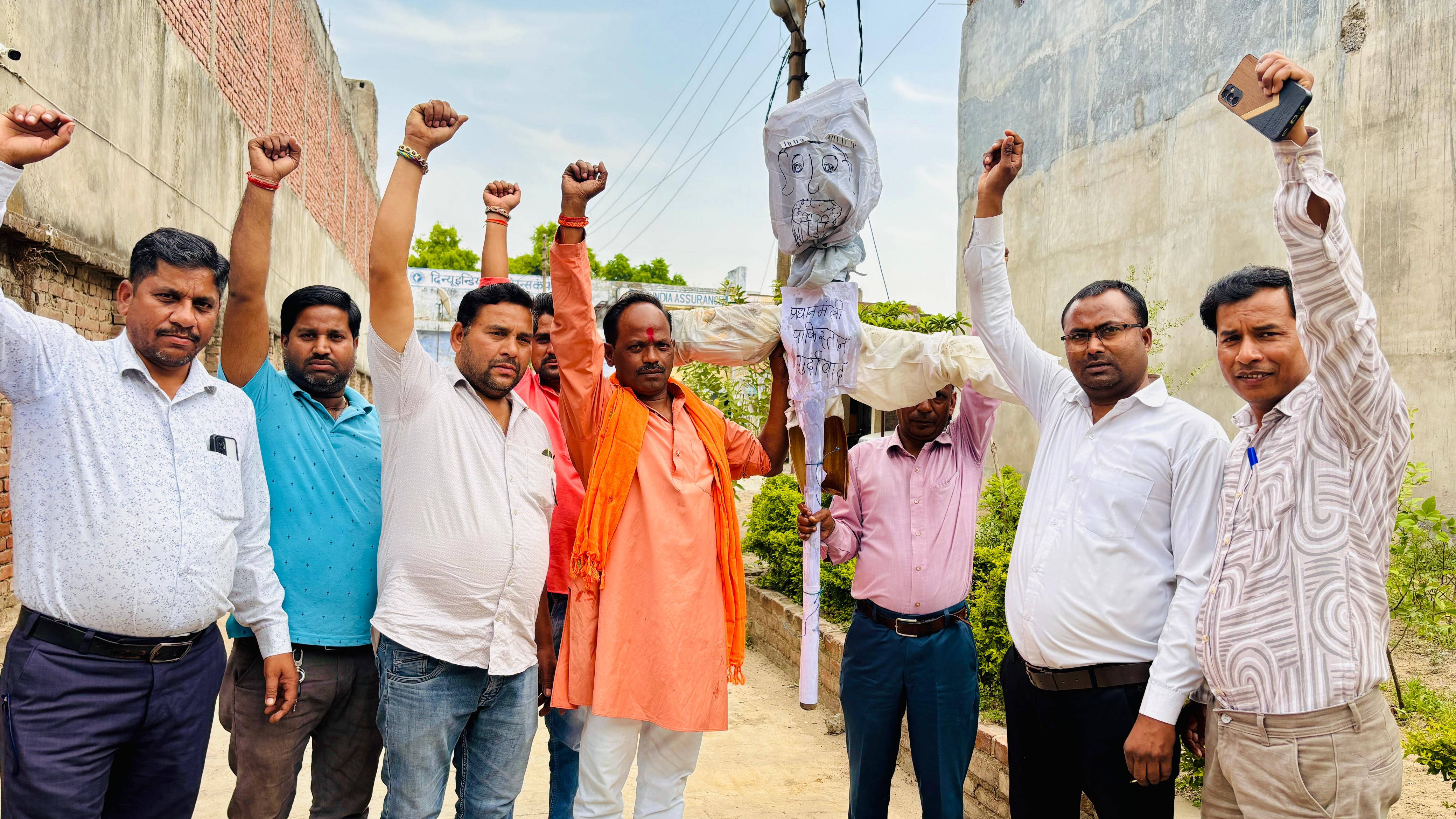 फर्रुखाबाद:मोदी जी एक काम करो पाकिस्तान को साफ करो- जिलाध्यक्ष निषाद पार्टी