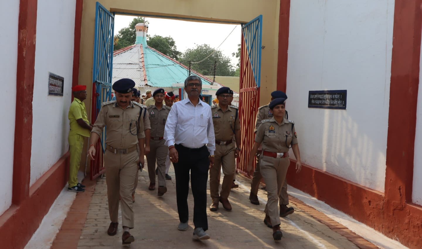 फर्रुखाबाद:जिलाधिकारी एवं पुलिस अधीक्षक द्वारा संयुक्त रूप से जिला एवं केन्द्रीय कारागार का किया निरीक्षण।