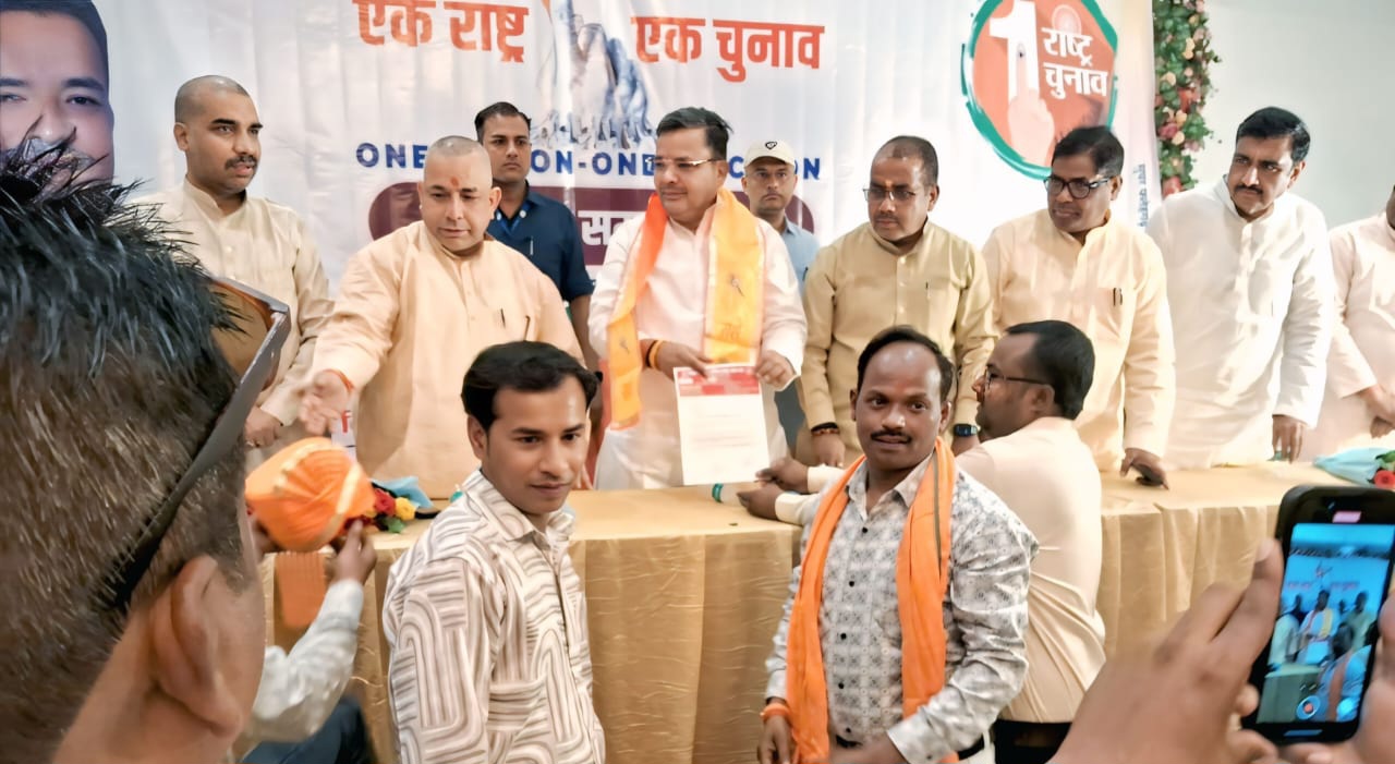 फर्रुखाबाद:महर्षि कश्यप की प्रतिमा लगवाए जाने की मांग,प्रभारी मंत्री को  सौंपा ज्ञापन।