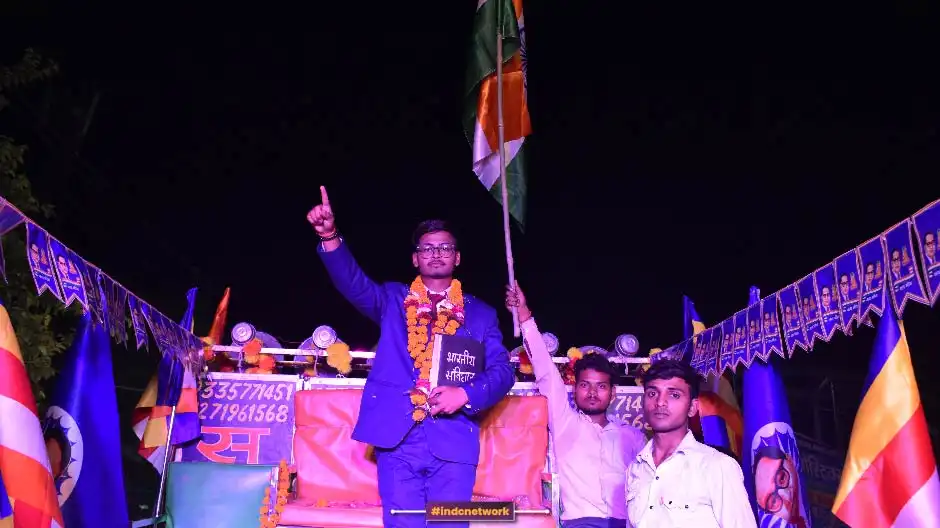 अंबेडकर जयंती की पूर्व संध्या पर, फूलों की वर्षा, झांकियों की भव्यता और जयभीम के नारों से गूंज उठा फर्रुखाबाद