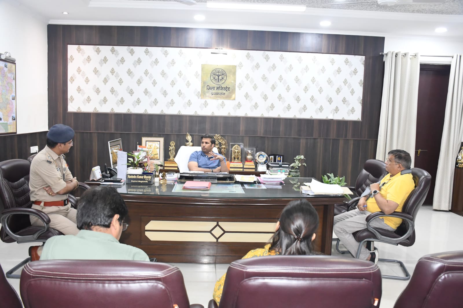 प्रयागराज: जिलाधिकारी रविंद्र कुमार माँदड़ के द्वारा सोमवार को अवैध बस स्टैंड , डग्गामार बसों को अवैध रूप से खडी करने, अवैध संचालन , किराये एवं अनधिकृत पार्किंग से यातायात बाधित होने से जाम की समस्या के समाधान के लिए संबंधित अधिकारियों के साथ समीक्षा बैठक की गयी