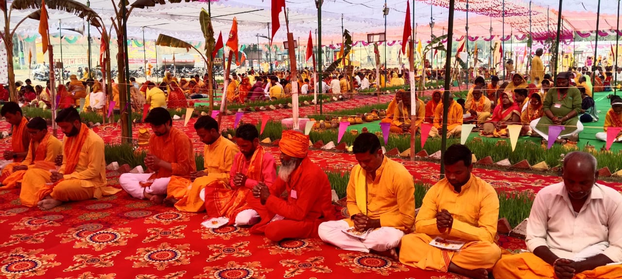 पीलीभीत:कलीनगर में चार दिवसीय चल रहे गायत्री महायज्ञ में तीसरे दिन चार पारियों में यज्ञ संपन्न हुआ।