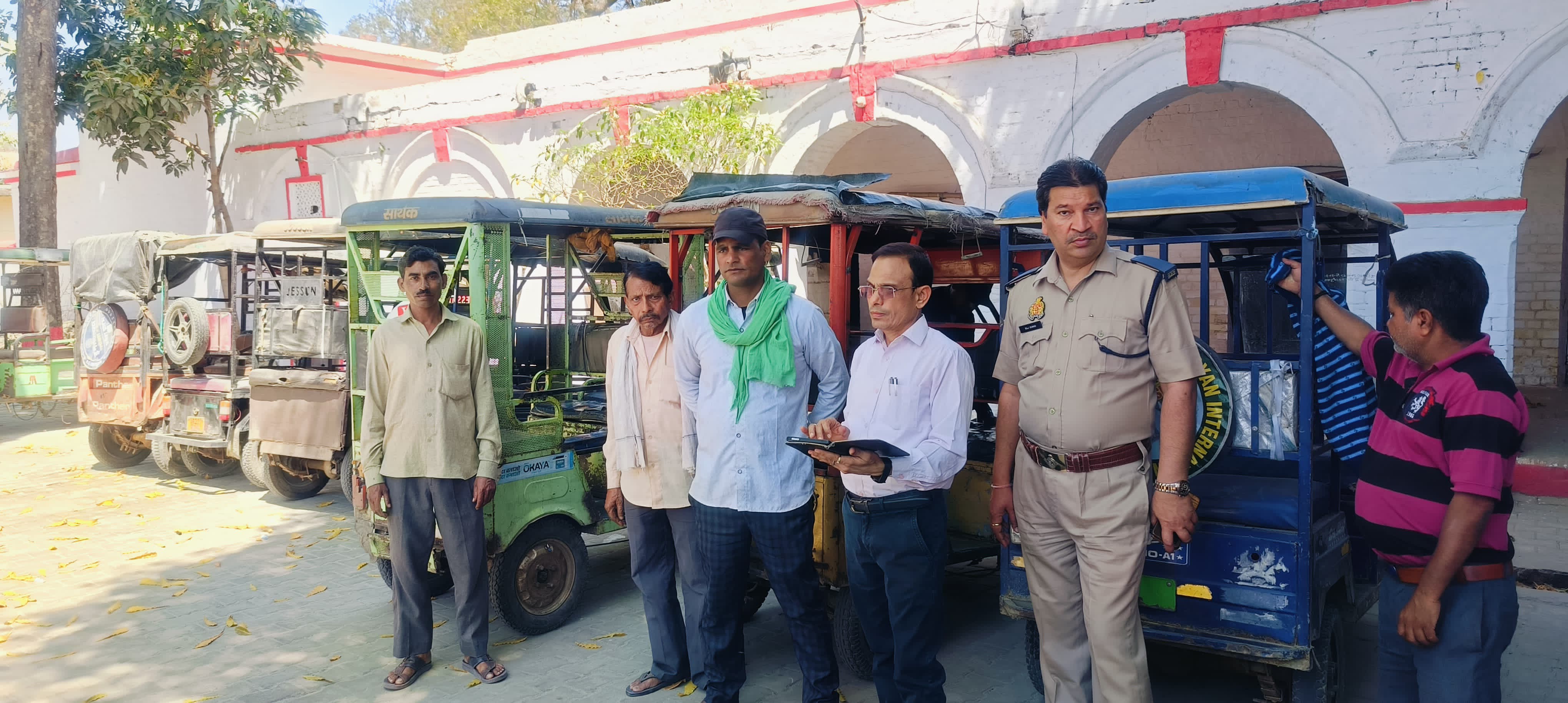 पीलीभीत: एआरटीओ एवं यातायात निरीक्षक द्वारा शहर के कई मार्गों पर संयुक्त रूप से चेकिंग अभियान चलाया ।