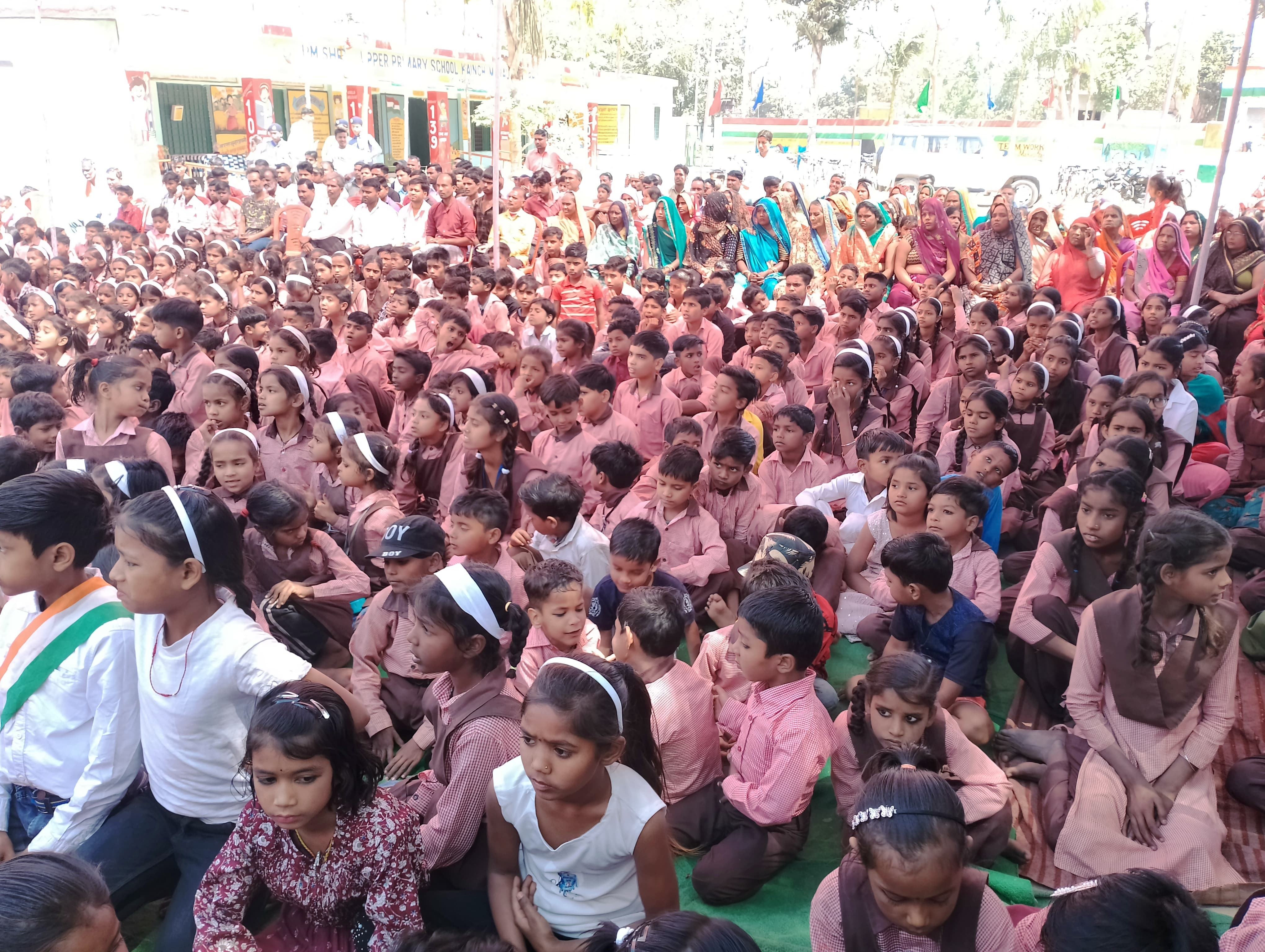 पीलीभीत: विधायक के साथ जिलाधिकारी ने उच्च प्राथमिक विद्यालय कैंच में स्कूल चलो एवं संचारी रोग नियंत्रण अभियान का किया शुभारम्भ।