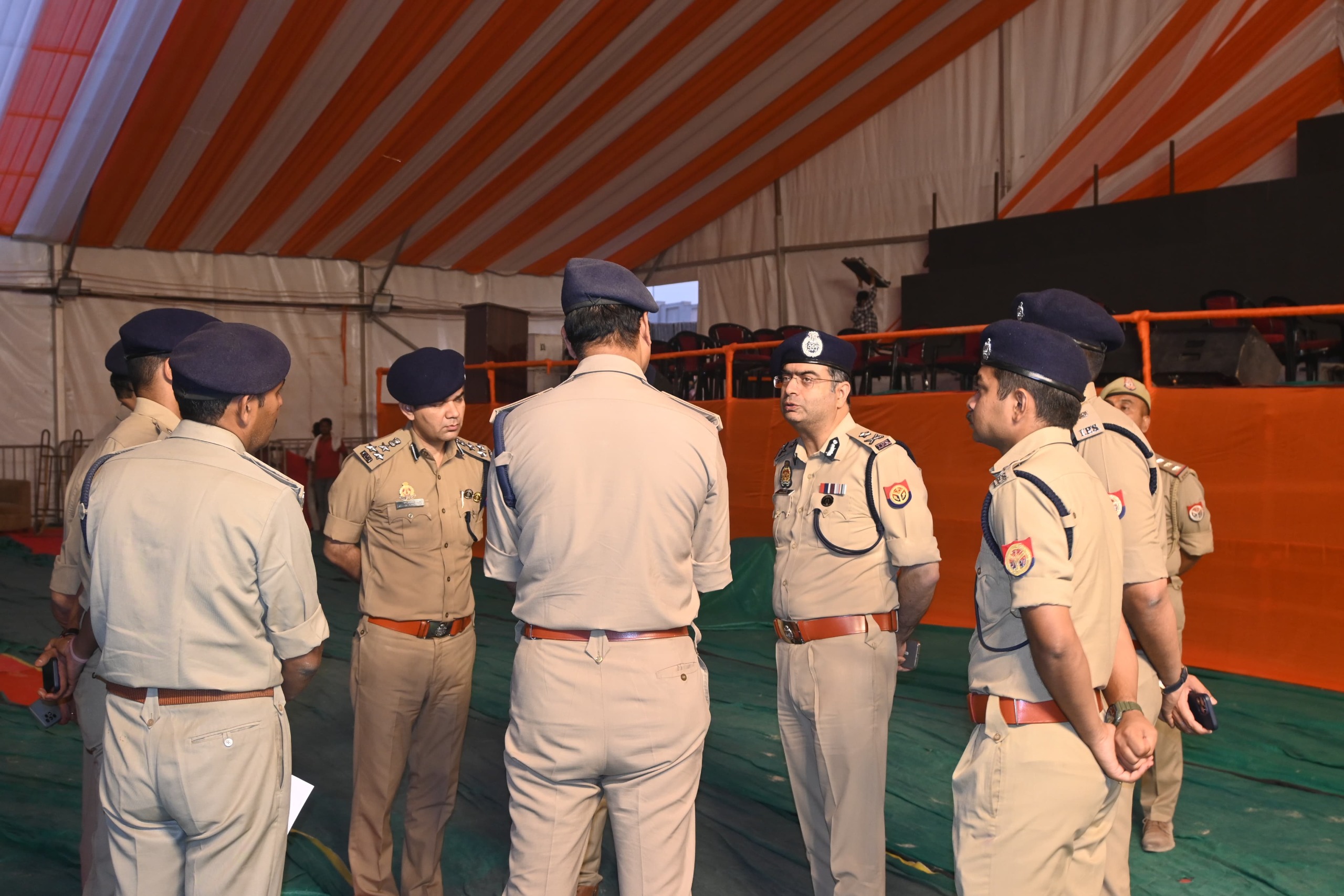 प्रयागराज : पुलिस बल की ब्रीफिंग, डी-ब्रीफिंग की गयी एवं सम्बन्धित को आवश्यक दिशा निर्देश दिये गये