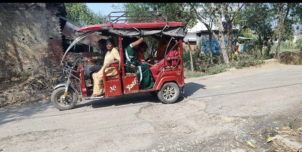 आजमगढ़ : सड़क पर गढ्ढा बना वाहन दुर्घटनाओं कारण शासन प्रशासन मौन