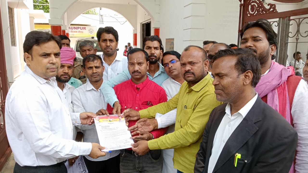 जौनपुर : हेमंत पटेल हत्या काण्ड में सरदार सेना के कार्यकर्ताओं ने राज्य पाल को नामित छःसुत्रीय ज्ञापन सौंपा।