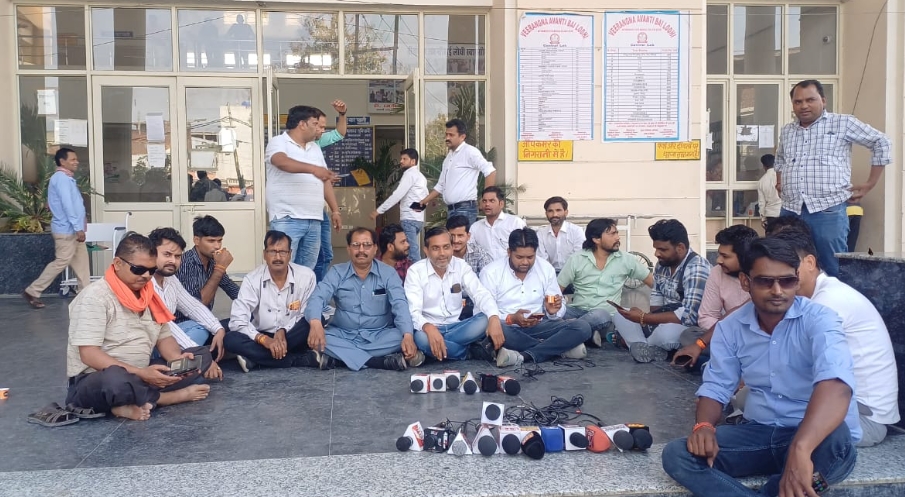 एटा मेडिकल कॉलेज में ब्लड शाखा के निरीक्षण के दौरान पत्रकारों को खबर कवरेज करने से रोका की अभद्रता