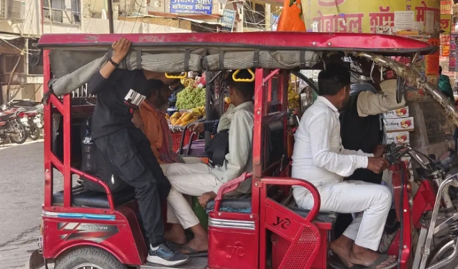 लखीमपुर खीरी : गोला गोकर्णनाथ - गोला में चला अभियान ई रिक्शा चालकों में हड़कंप....