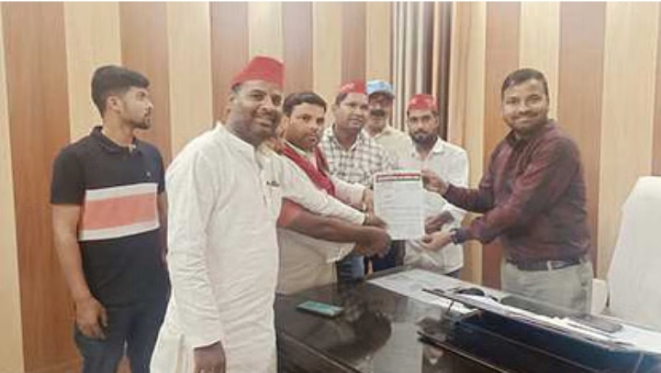 लखीमपुर खीरी : गोला गोकर्णनाथ - शराब की दुकानों को लेकर सपा कार्यकर्ताओं ने गोला एसडीएम को दिया ज्ञापन