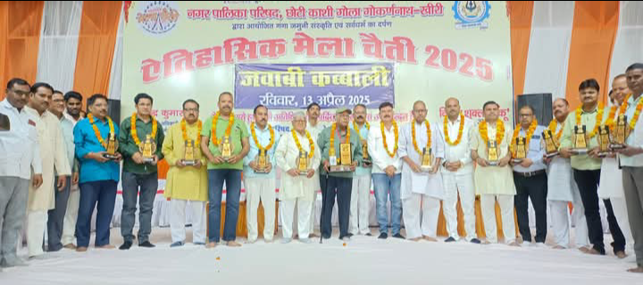 लखीमपुर खीरी :  गोला के ऐतिहासिक चैती मेला मंच पर कानपुर की पार्टी जवाबी कब्बाली ने मचाया धमाल