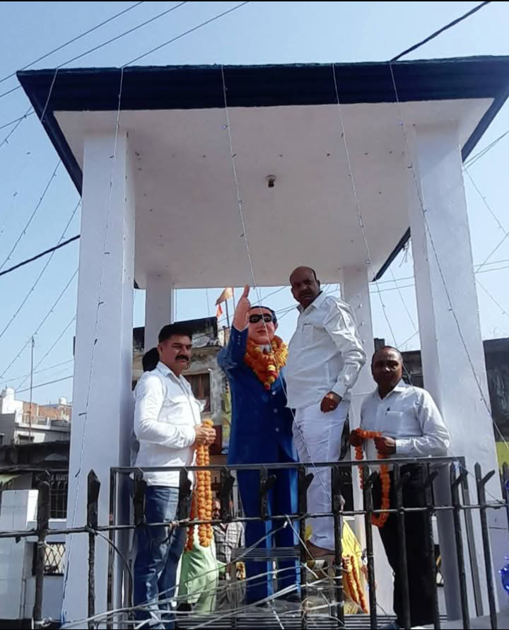 लखीमपुर खीरी : अंबेडकर पार्क स्थित डॉ भीमराव अंबेडकर की प्रतिमा पर माल्यार्पण व पुष्पांजलि देकर उन्हें याद किया