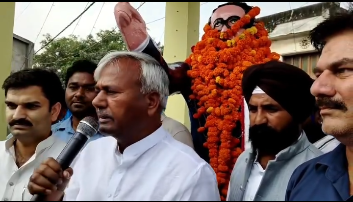 लखीमपुर खीरी : गोला गोकर्णनाथ - पूर्व राज्यसभा सांसद जुगल किशोर ने गोला अंबेडकर पार्क पर पहुंचकर उन्हें माल्यार्पण कर नमन किया....