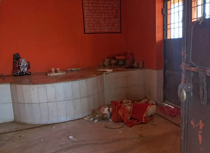 लखीमपुर खीरी :  ग्राम बेलवा स्थित बालाजी मंदिर में अज्ञात लोगों ने मूर्तियों को किया क्षतिग्रस्त
