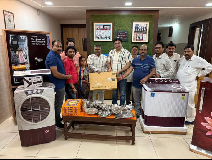 लखीमपुर खीरी : प्रमुख समजसेवी डॉक्टर कौशल वर्मा बने गरीबों के मसीहा, गरीब कन्या के विवाह पर आर्थिक सहायता राशि देकर दान की उपहार स्वरूप वस्तुएं