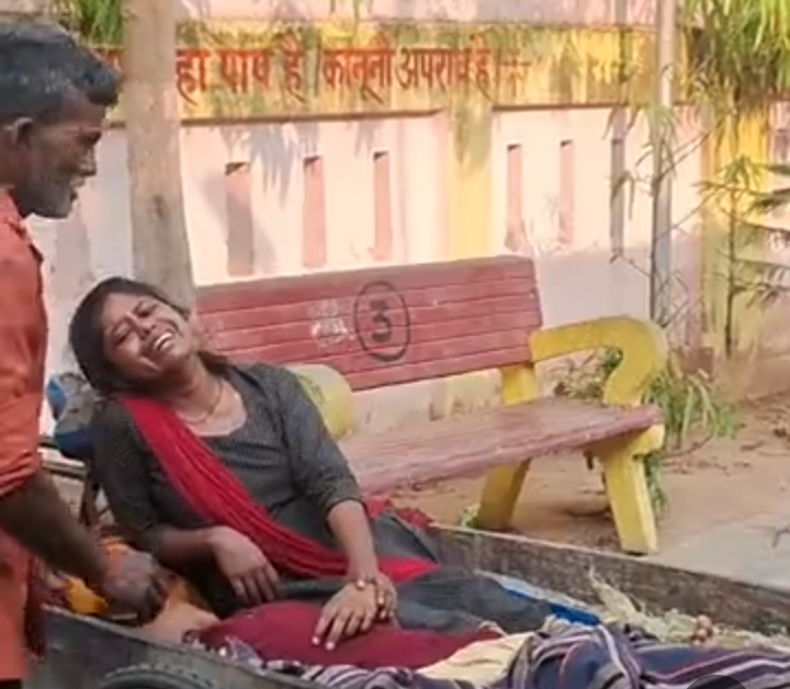 लखीमपुर खीरी :  महिला कांस्टेबल पर पीटने का आरोप तीन सगी बहनों में एक की हालत बिगड़ता देख किया रेफर