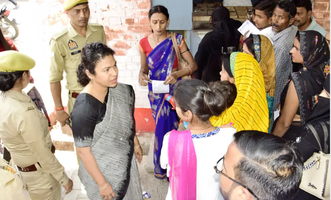 लखीमपुर खीरी : डीएम ने गोला सामुदायिक स्वास्थ्य केंद्र का किया औचक निरीक्षण