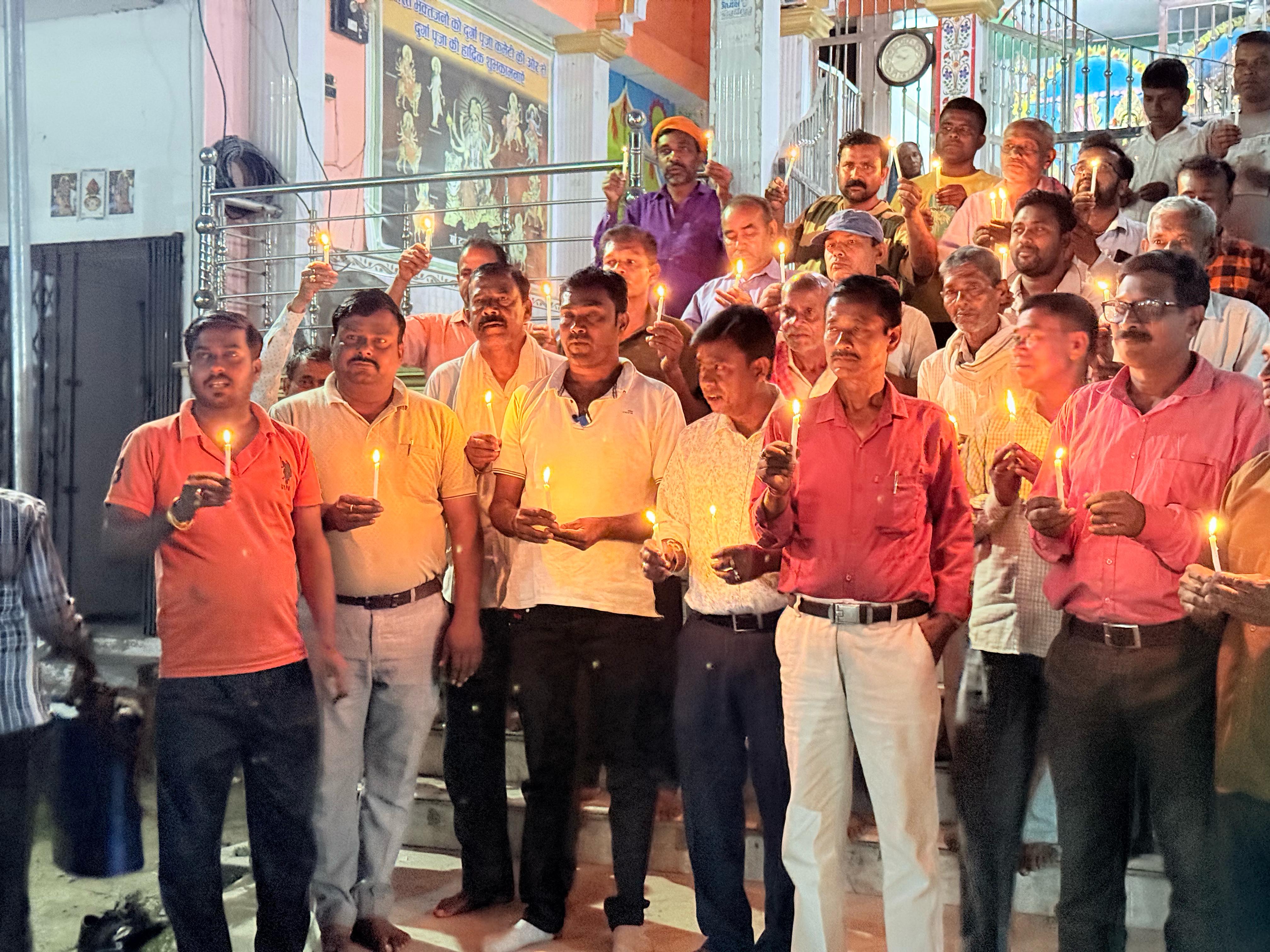 पीलीभीत:ग्रामीणों ने दिवंगत आत्माओं की शांति के लिए किया कैंडल मार्च