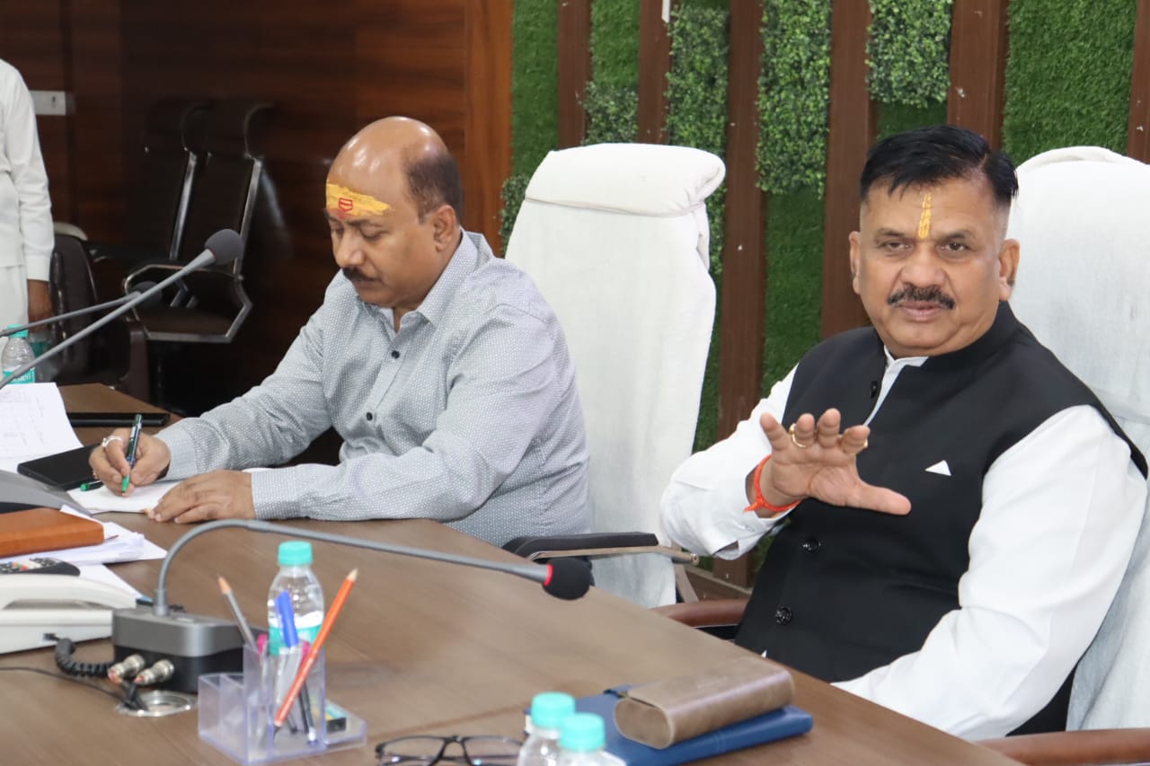 जौनपुर :जिलाधिकारी ने चकबंदी कार्यों एवं पांच वर्ष से अधिक समय से लंबित वादों की, की समीक्षा