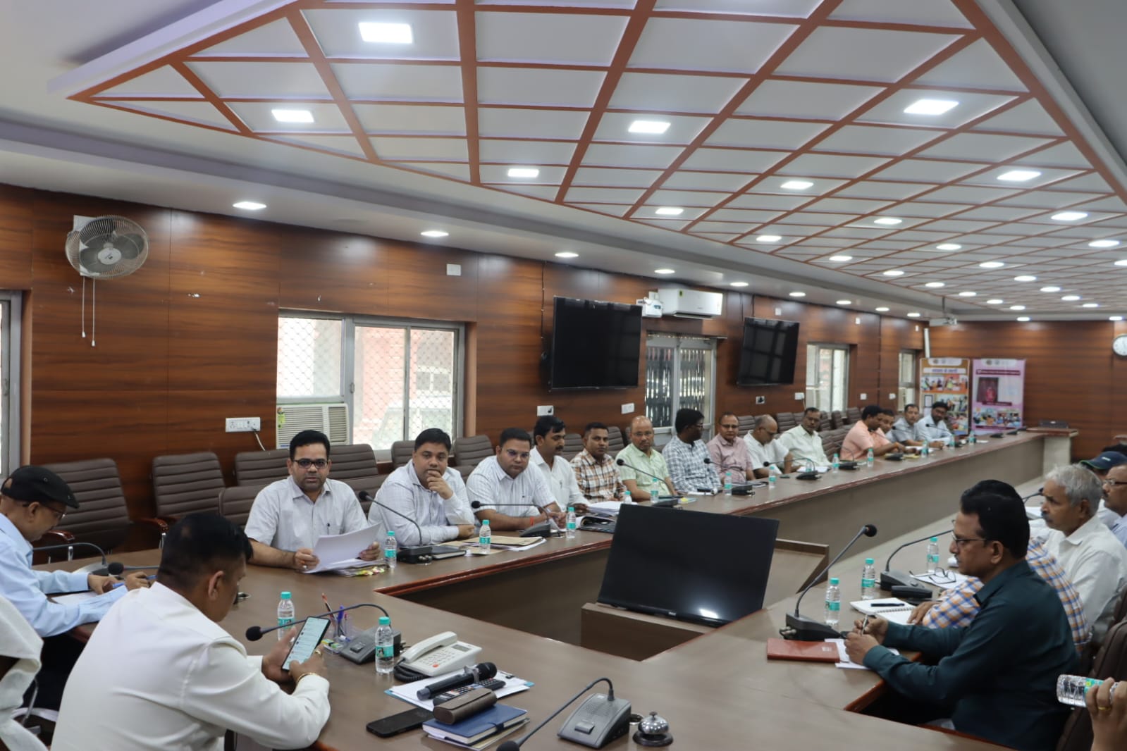 जौनपुर :जिलाधिकारी डॉ0 दिनेश चन्द्र की अध्यक्षता में गेहूं खरीद की समीक्षा बैठक कलेक्ट्रेट सभागार में सम्पन्न हुई।