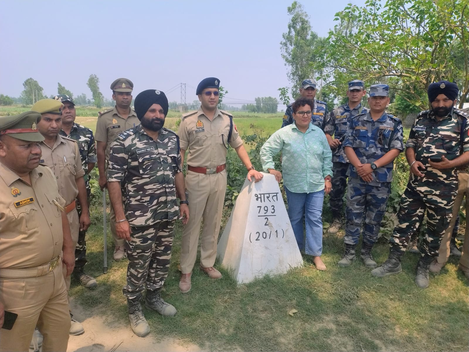 पीलीभीत : भारत-नेपाल अन्तर्राष्ट्रीय सीमा पर अपर पुलिस अधीक्षक एवं एपीएफ नेपाल व एसएसबी ने कानून एवं शान्ति व्यवस्था का लिया जायजा