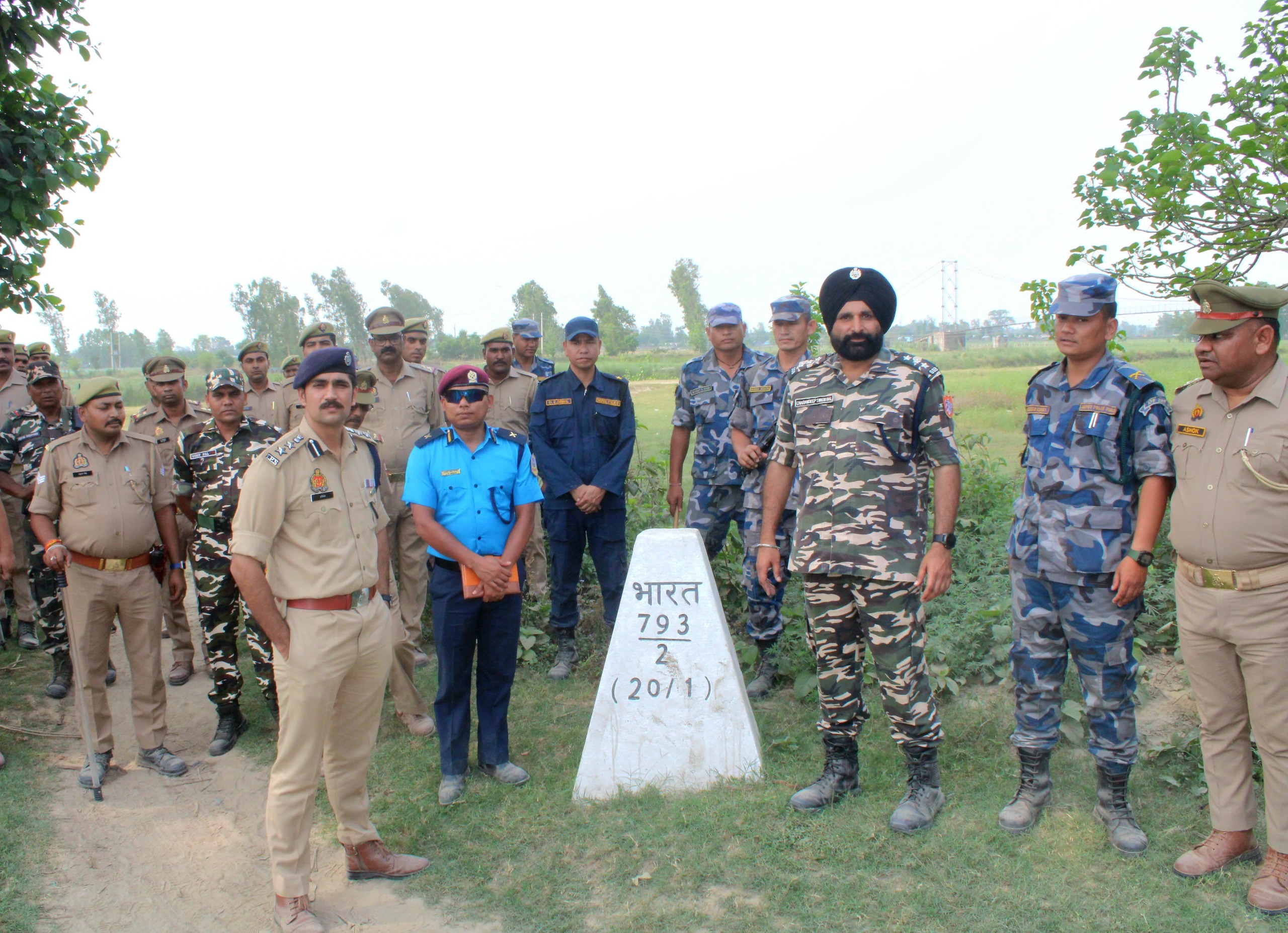 पीलीभीत :पुलिस अधीक्षक ने भारत-नेपाल अन्तर्राष्ट्रीय सीमा पर पैदल गश्त कर सुरक्षा व्यवस्था का जायजा लिया एवं सीमा सुरक्षा बल के अधिकारियों के साथ समन्वय बैठक की गई।