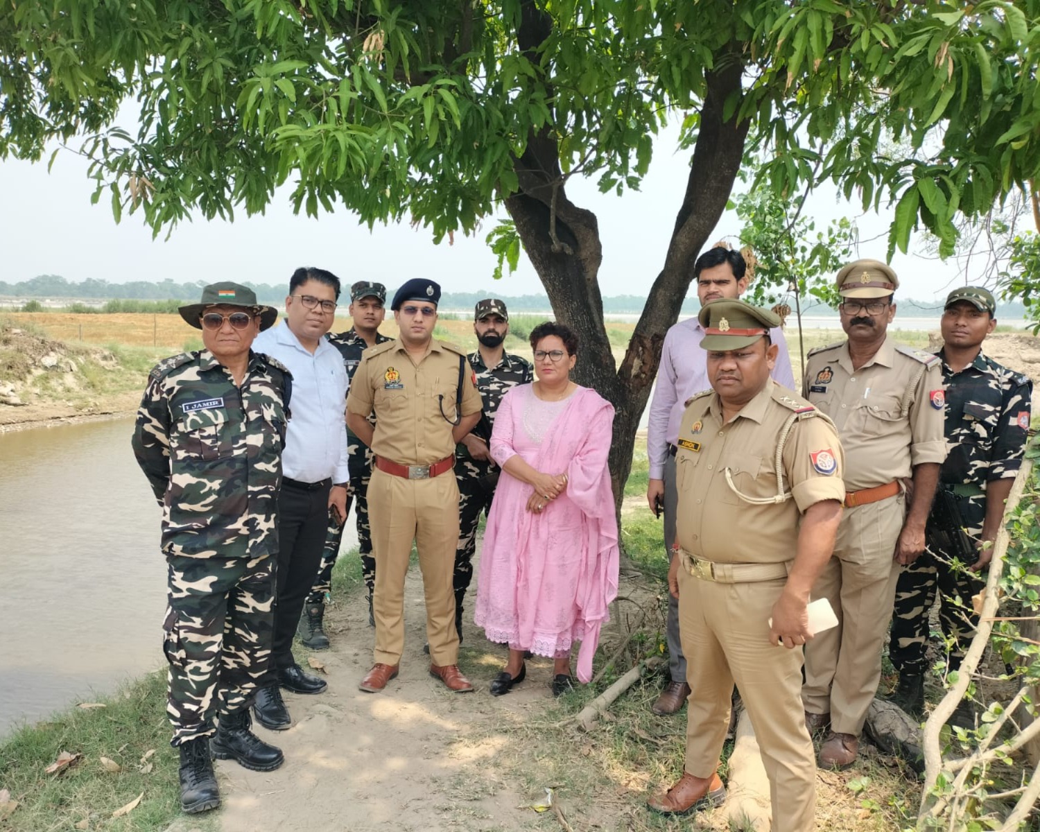 पीलीभीत : अपर पुलिस अधीक्षक एवं अपर जिलाधिकारी व एसएसबी की संयुक्त टीम के साथ भारत-नेपाल अन्तर्राष्ट्रीय सीमा की सुरक्षा व्यवस्था का जायजा लिया गया।