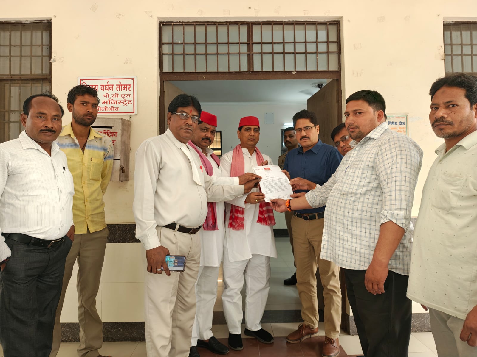 पीलीभीत : सपाइयों के साथ केंद्रीय रेल मंत्री के नाम सम्बोधित ज्ञापन जिलाधिकारी की गैर मौजूदगी मे सिटी मजिस्ट्रेट को सौपा।