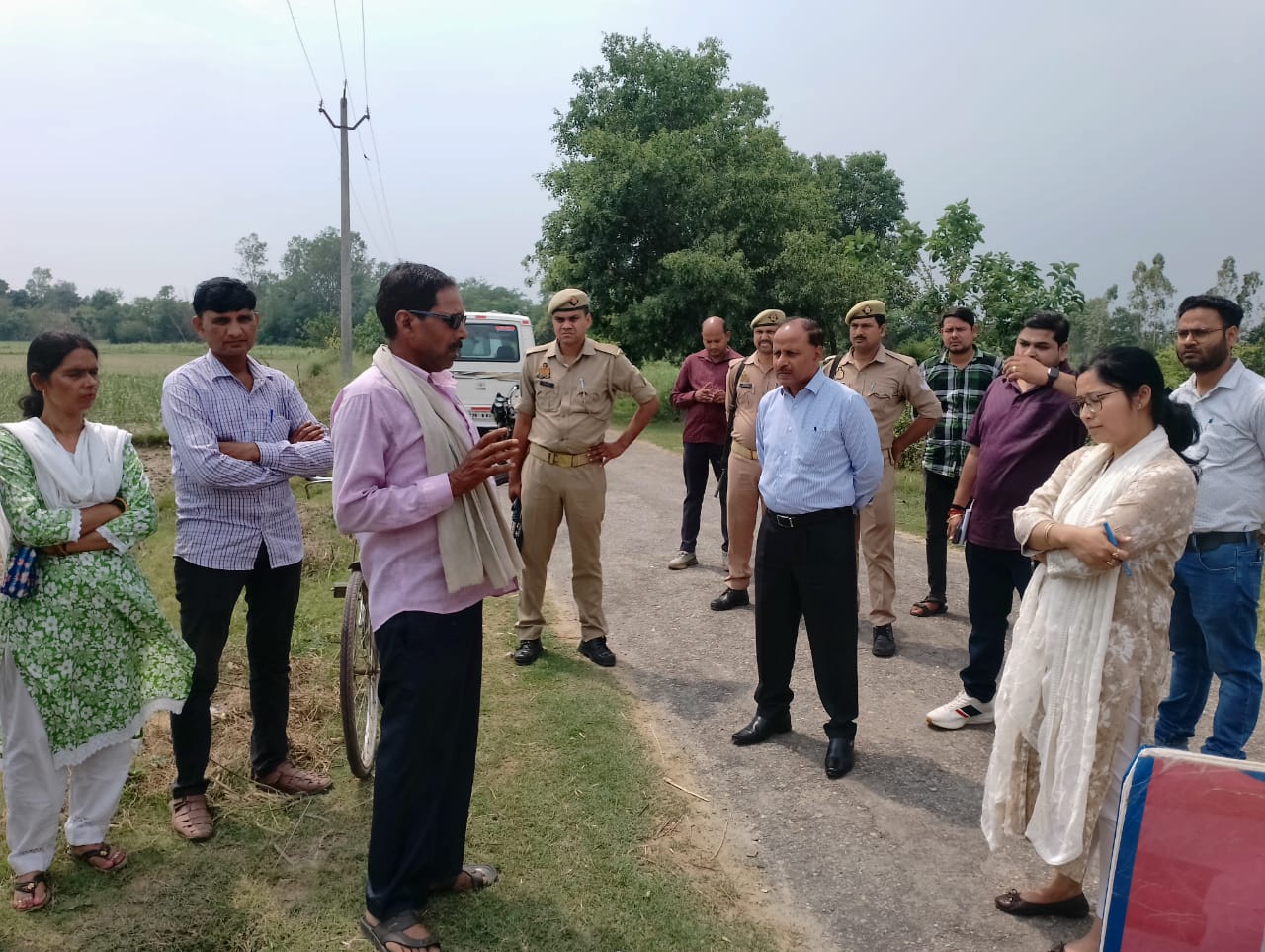 पीलीभीत:जिलाधिकारी ने आईजीआरएस पोर्टल की शिकायतों का किया मौका मुआयना ।