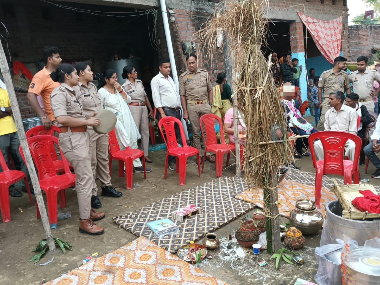 पीलीभीत:महिला कल्याण की टीम ने एक बालिका को वधू बनने से बचाया, वापस लौटी बारात।