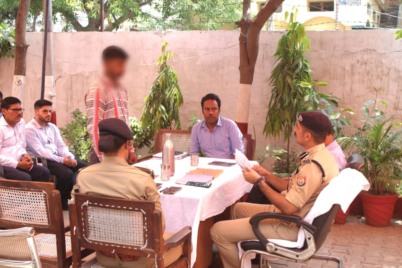 पीलीभीत : जिलाधिकारी व पुलिस अधीक्षकथाना घुंघचाई व पूरनपुर पर किया गया थाना समाधान दिवस में सुनी समस्याएं।
