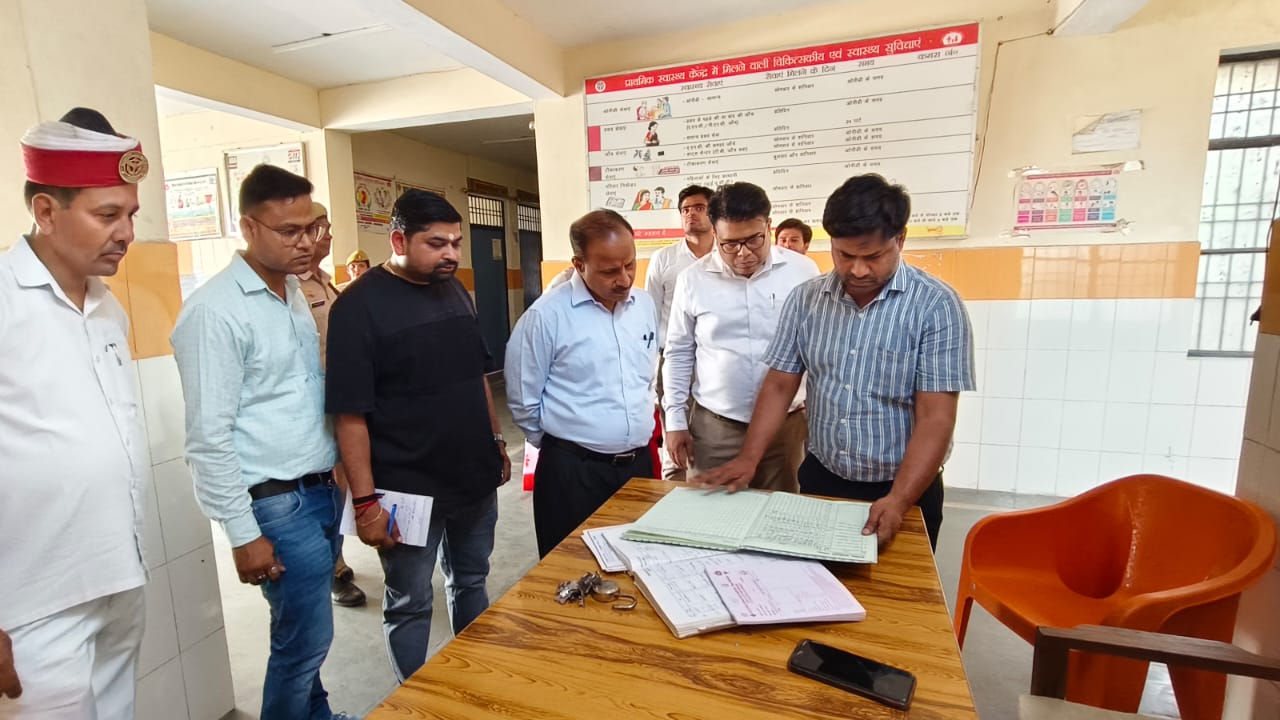 पीलीभीत : जिलाधिकारी ने सामुदायिक स्वास्थ्य केन्द्र माधौ टांडा का औचक निरीक्षण किया।